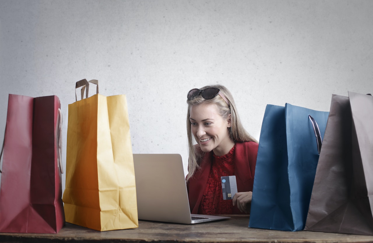 Okresy szczytów sprzedażowych w e-commerce: Jak się do nich przygotować?